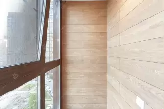 Отделка балкона ламинатом с утеплением и остеклением Рехау 