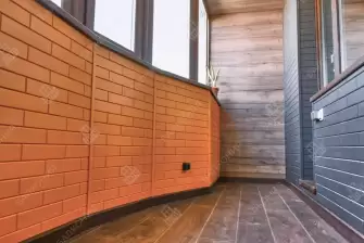 Отделка эркерной лоджии ламинатом и стеновым паркетом 