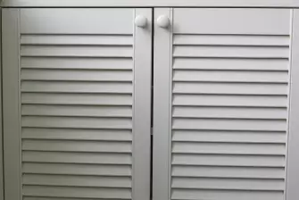 Отделка стеновым паркетом Г-образного балкона с утеплением