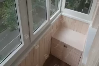 Остекление и отделка балкона деревянной вагонкой