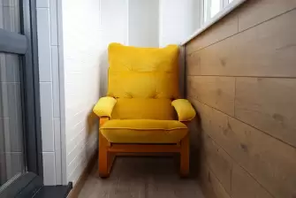 Дизайнерская отделка рейками балкона