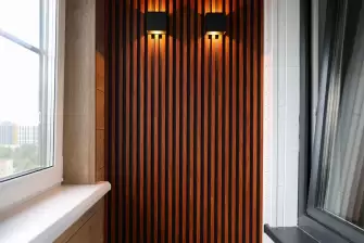 Дизайнерская отделка рейками балкона