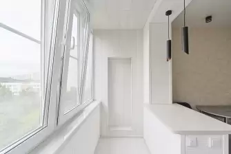 Объединение балкона с кухней и отделка стеновым паркетом