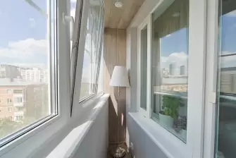 Отделка балкона Лодочка ламинатом