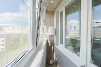 Отделка балкона Лодочка ламинатом