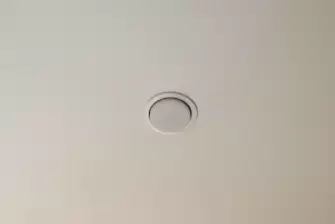 Отделка ПВХ панелями и холодное остекление на балконе