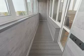 Отделка балкона ламинатом с террасной доской на полу