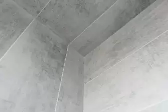 Отделка балкона ламинатом с террасной доской на полу