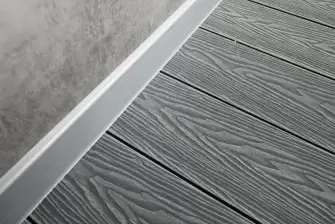 Отделка балкона ламинатом с террасной доской на полу