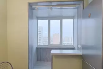 Объединение кухни с балконом: отделка ламинатом под ключ