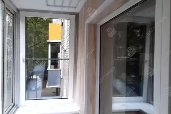 Холодное остекление и отделка П-образного балкона