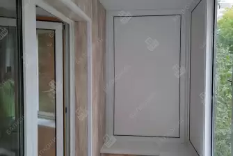 Холодное остекление и отделка П-образного балкона