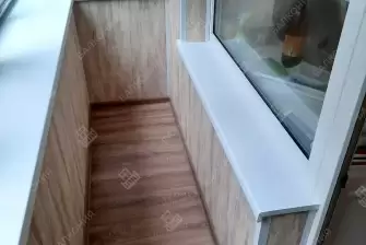 Холодное остекление и отделка П-образного балкона