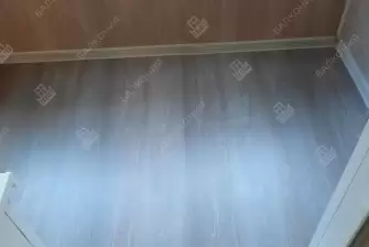 Отделка балкона под ключ ламинатом и натяжным потолком