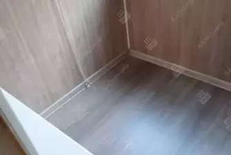 Отделка балкона под ключ ламинатом и натяжным потолком