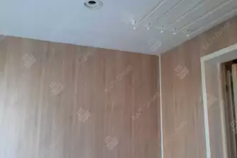 Отделка балкона под ключ ламинатом и натяжным потолком