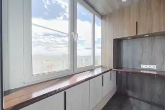 Отделка балкона под ключ ламинатом и натяжным потолком