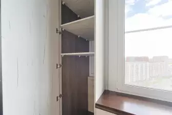 Отделка балкона под ключ ламинатом и натяжным потолком
