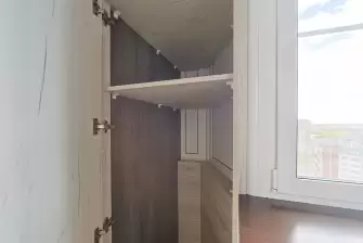 Отделка балкона под ключ ламинатом и натяжным потолком
