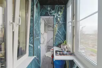 Отделка стен и потолка балкона в квартире ПВХ панелями