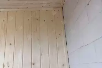 Отделка стен и потолка на балконе