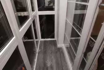 Панорамное остекление и отделка п-образного балкона с утеплением