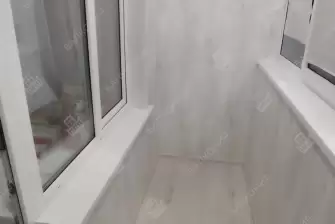 Отделка пола и потолка на балконе в кирпичном доме индивидуальной планировки