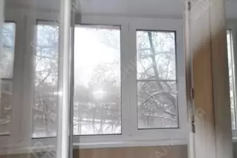 Остекление и отделка балкона ПВХ панелями и ламинатом