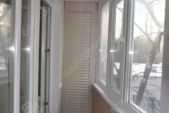 Остекление и отделка балкона ПВХ панелями и ламинатом