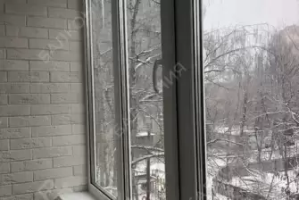 Отделка балкона декоративным камнем, ламинат и натяжной потолок