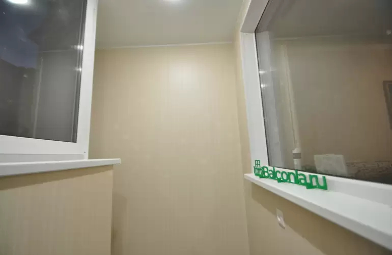 Остекление балкона системой Рехау 