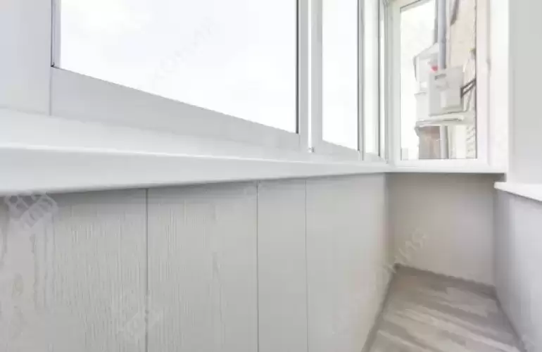 Отделка балкона панелями ПВХ с остеклением Рехау